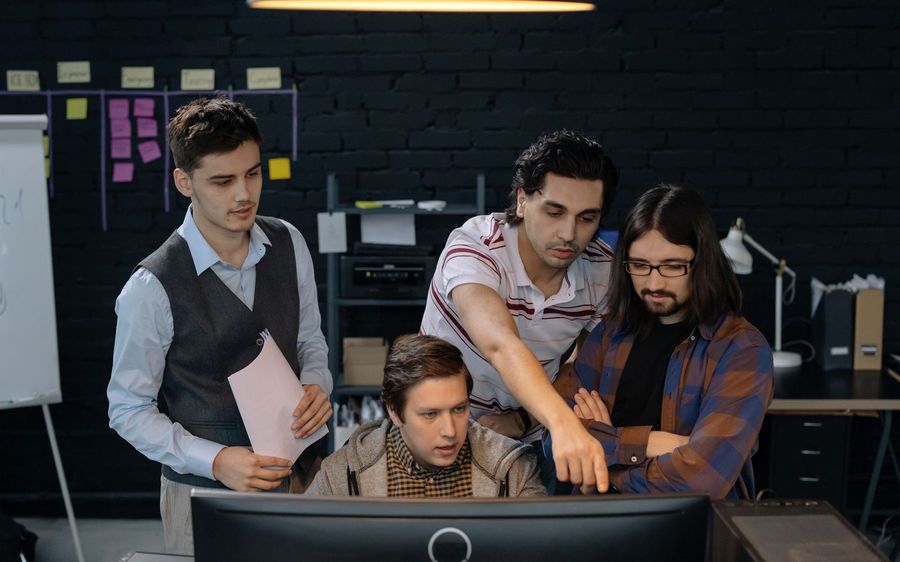 Equipo trabajando frente a una pantalla